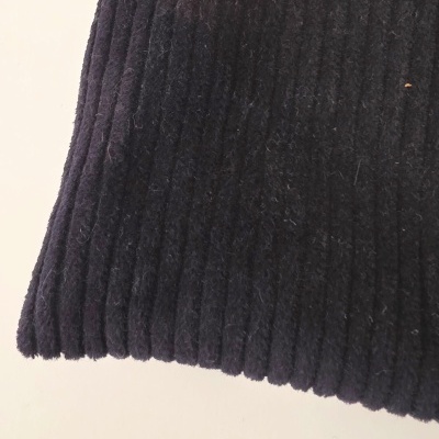 Tecido preto felpudo com riscas verticais em relevo