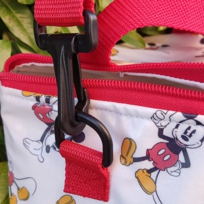 Mala pequena branca com padrão Mickey Mouse e alças vermelhas