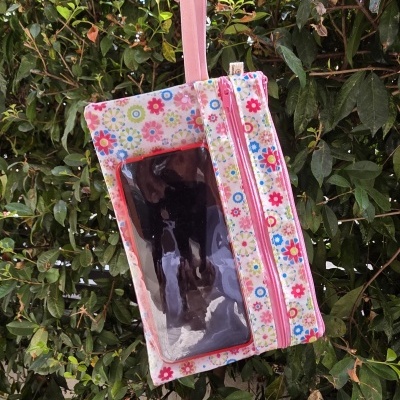 Bolsa pequena floral com compartimento transparente e telemóvel, e alça rosa