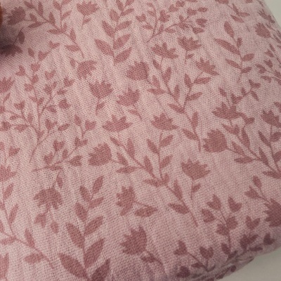 Tecido cor-de-rosa claro com padrão floral escuro