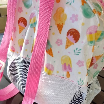 Mochila infantil com padrão de gelados coloridos e alças rosa