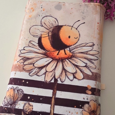 Almofada decorativa com estampa de abelha e flor