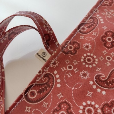 Bolsa de tecido vermelha com padrão paisley e etiqueta 'nature.bag'