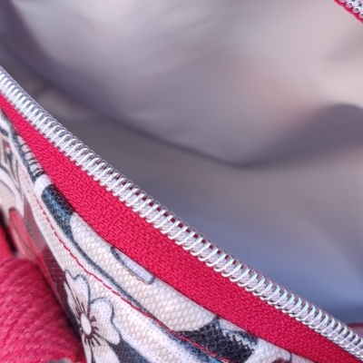 Saco colorido com fecho prateado e pega rosa ao ar livre