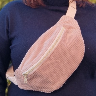 Bolsa de veludo cotelê rosa claro tipo pochete com fecho branco