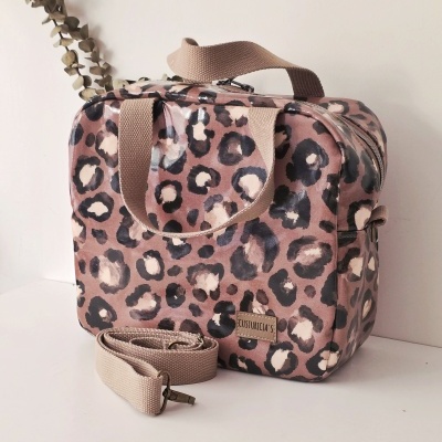 Mala com padrão de leopardo castanho e bege com alças e etiqueta visível