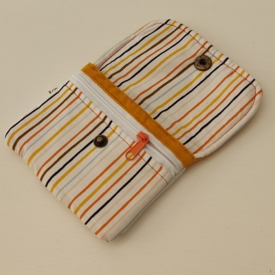 Bolsa pequena de tecido riscada com fecho de botão e zipper