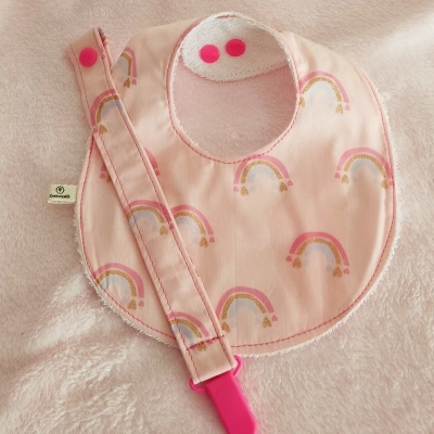 Babete e fita para chupeta com padrão de arcos-íris em rosa