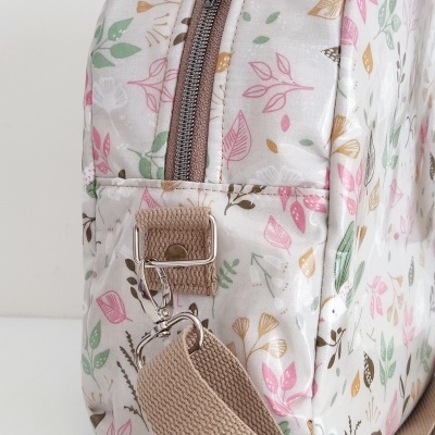 Bolsa de tecido floral com alça bege e fecho castanho