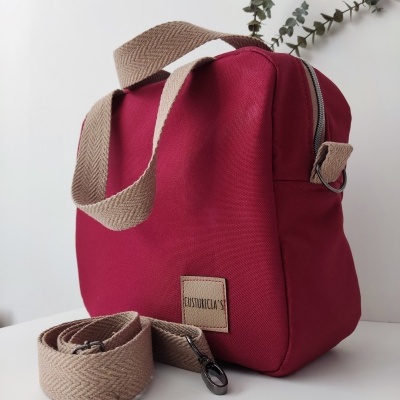 Mala vermelha com alças bege e texto 'CESTUCHIC S' na etiqueta frontal