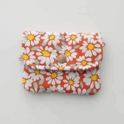 Carteira pequena em tecido floral coral com fecho de botão