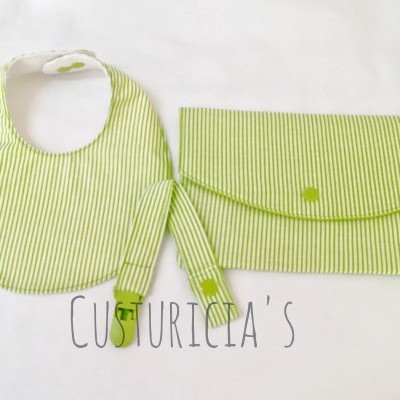 Conjunto de babete, bolsa e tira verde com riscas brancas para bebé