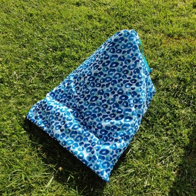 Capa azul com padrão de manchas em relva verde