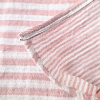 Tecido listrado em rosa e branco com bainha feita à mão
