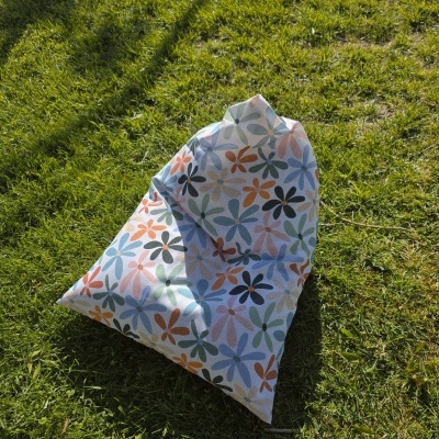 Puff de saco com padrão floral colorido no relvado