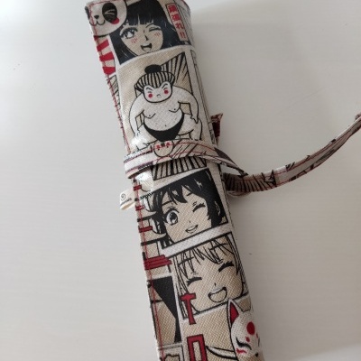 Estojo enrolável com estampas de personagens de desenhos animados em preto, branco e vermelho