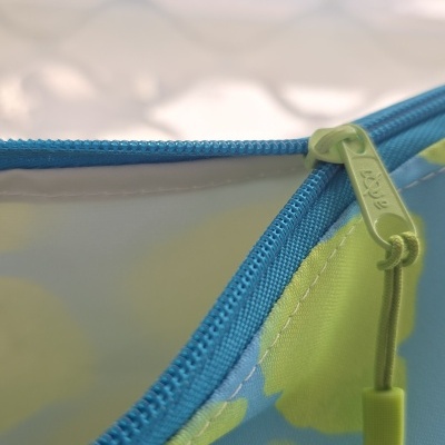 Bolsa ou estojo azul e verde com fecho de correr e cursor verde
