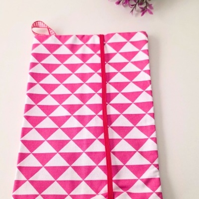 Capa de tecido rosa e branco padrão triangular com elástico vermelho