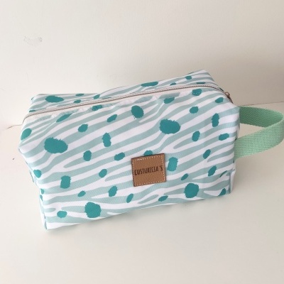 Necessaire retangular branca e verde-água com padrão abstrato e alça lateral