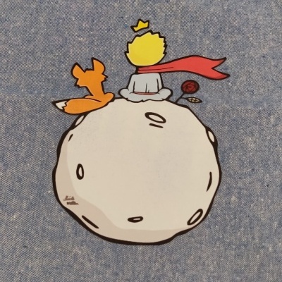 Estampado do Pequeno Príncipe sentado em rocha com raposa e rosa em tecido azul.