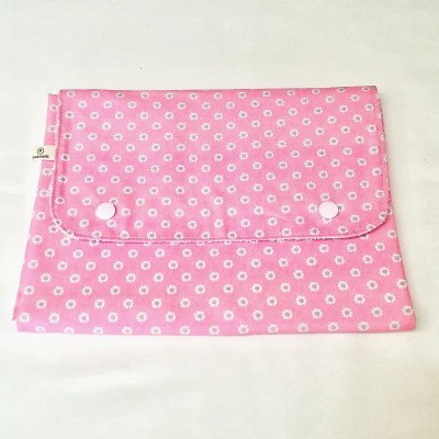 Estojo rosa com padrão de flores brancas e botões de pressão