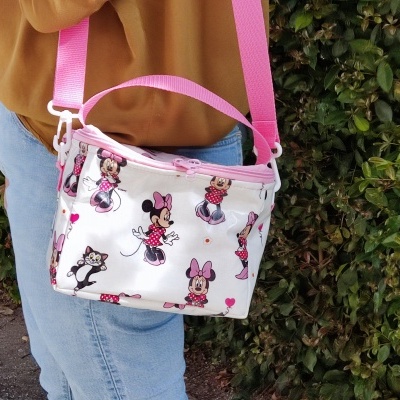 Bolsa branca com desenhos da Minnie Mouse e alça rosa
