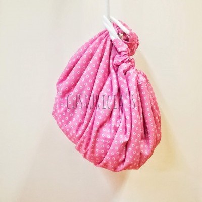 Bolsa rosa com padrão de círculos brancos pendurada