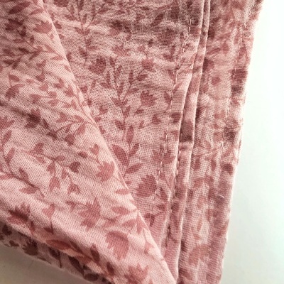 Pano cor-de-rosa com padrão floral e costura visível
