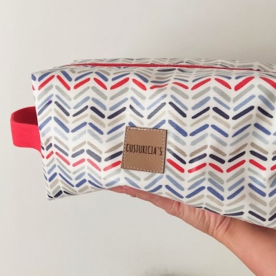 Necessaire com padrão de setas coloridas e etiqueta de couro CUSTUMECIA'S