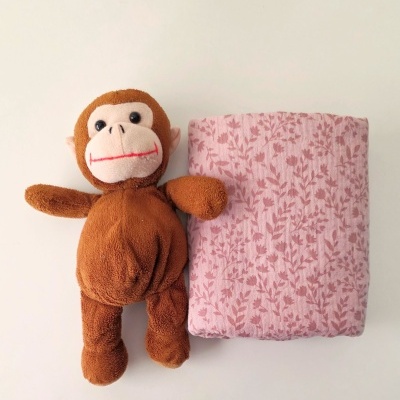 Peluche de macaco castanho com tecido rosa claro floral