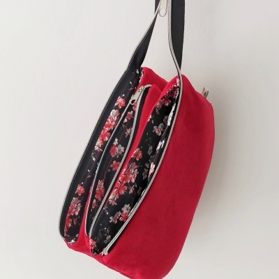 Mala de mão vermelha com forro floral e duas divisórias com fecho