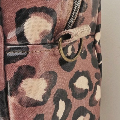 Mala com padrão animal print castanho com fecho metálico prateado