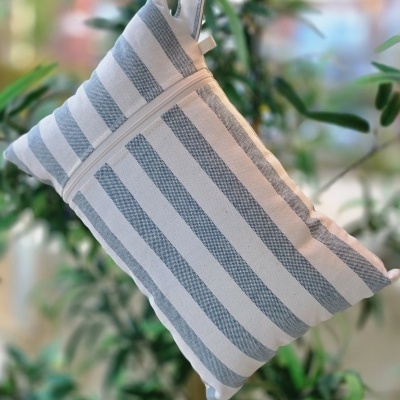 Bolsa portátil riscada em branco e azul com fecho e alça