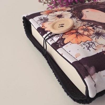 Capa protetora para livro com padrão floral, botão de madeira e elástico