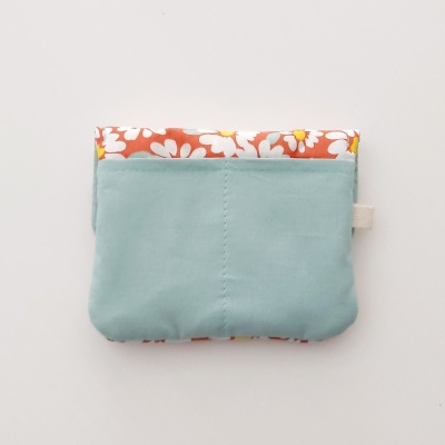 Carteira em tecido azul e floral laranja e branco