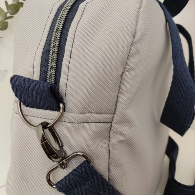 Mala cinzenta com fecho e alça azul escuro trançada