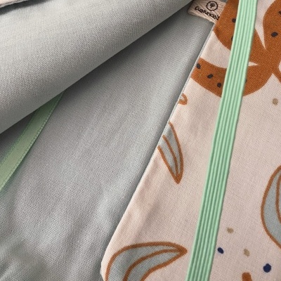 tecido estampado castanho e azul, elástico verde menta