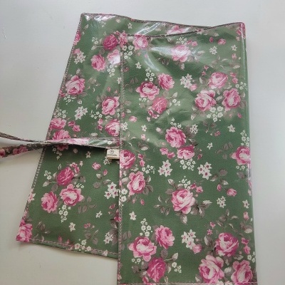 Avental de cozinha plástico verde com padrão floral de rosas cor-de-rosa