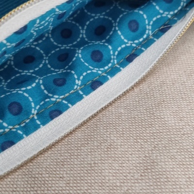 Necessaire azul com interior azul padrão circular