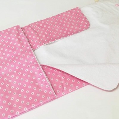 Colchão para bebé rosa com flores e interior branco aberto