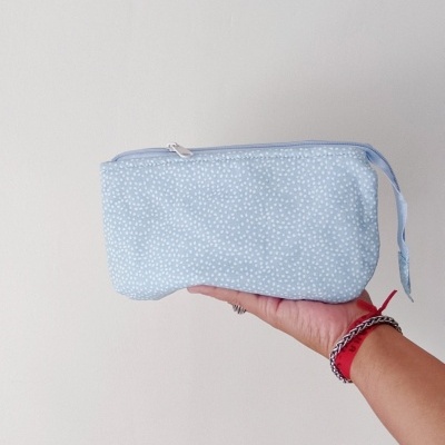 Estojo azul claro com pontos brancos em fundo branco