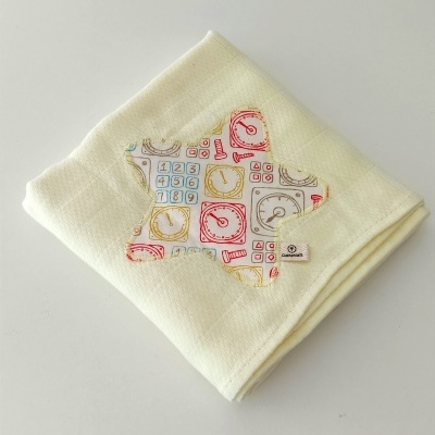 Cobertor creme com estrela estampada de relógios e números