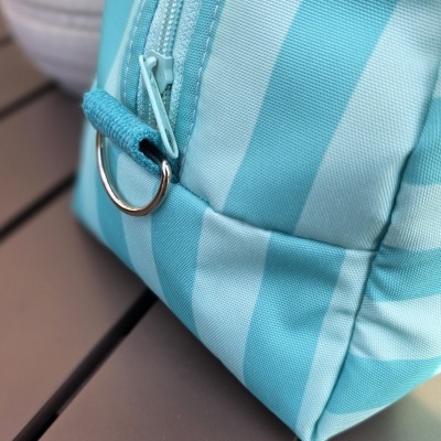 Bolsa ou estojo azul claro e branco com fecho e argola metálica