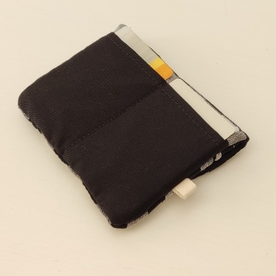 Carteira preta em tecido com interior cinza, branco e amarelo