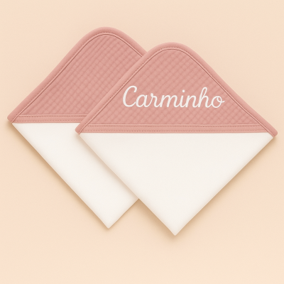 Toalhas de banho brancas com capuz rosa claro acolchoado e bordado 'Carminho'.