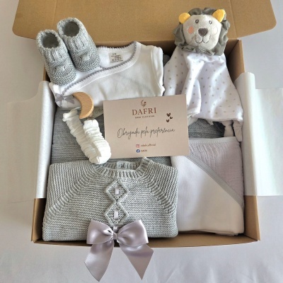 Caixa de roupa e acessórios para bebé com cartão da marca DAFRI.