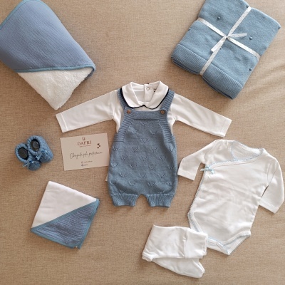 Conjunto de roupa de bebé azul e branco com manta, botinhas e cartão DAFFRI BABY CLOTHING