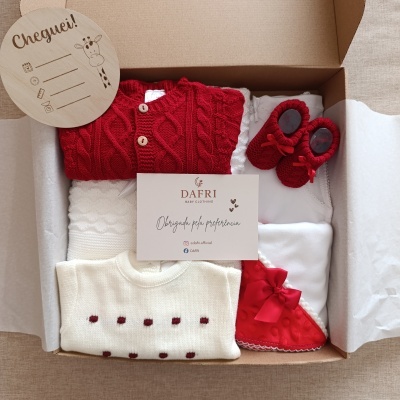 Conjunto de roupa para bebé com camisolas vermelha e branca, sapatinhos vermelhos, manta, cartão de agradecimento e placa de madeira
