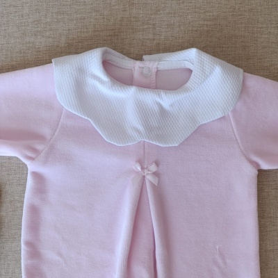 Body de bebé rosa claro com gola branca canelada e laço