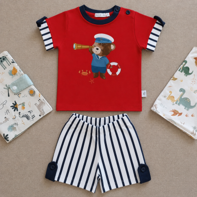 Conjunto bebé t-shirt vermelha e calções riscas com ursinho marinheiro.